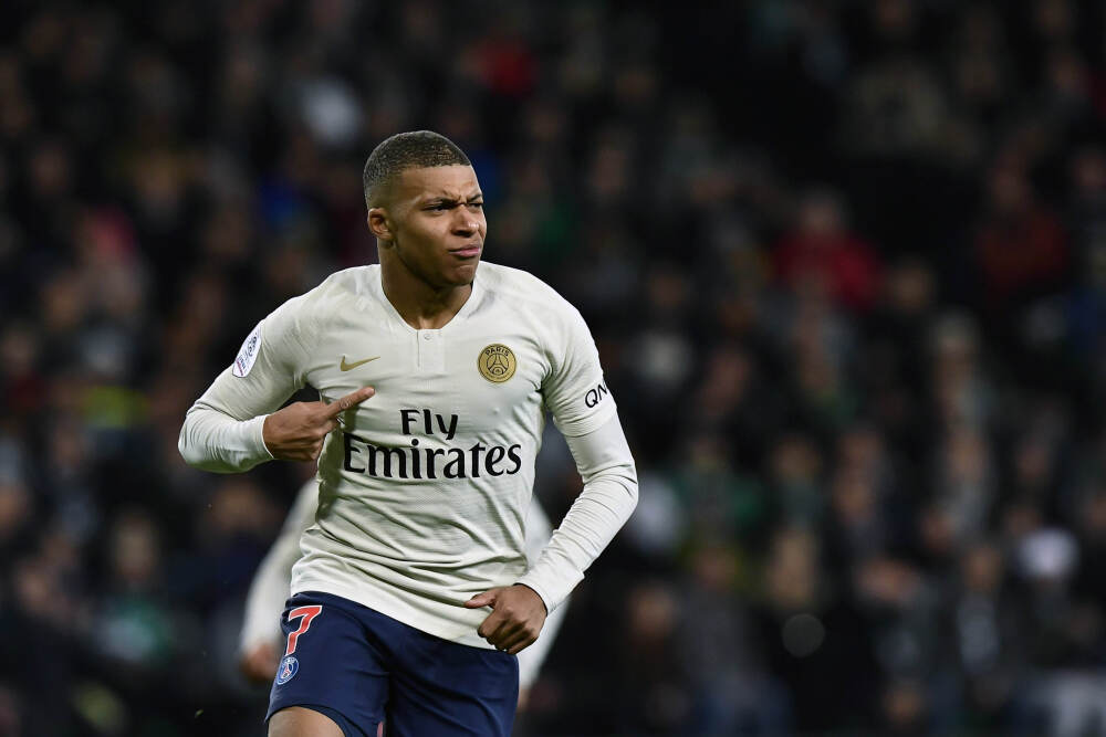 男子向好友转发458个淫秽视频获刑